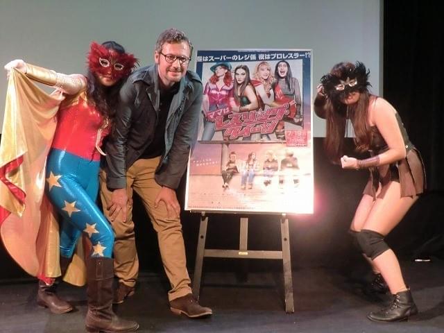 ジャン＝マルク・ルドニツキ監督（中央）