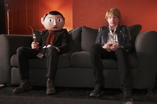 M・ファスベンダーが奇妙なかぶりもので素顔封印！「フランク」劇中画像入手