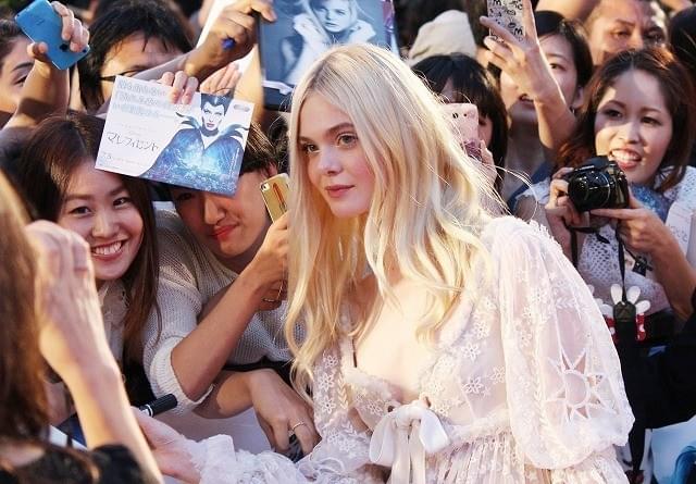 アンジェリーナ・ジョリー、黒の妖艶“マレフィセント”ドレスでファン2500人魅了