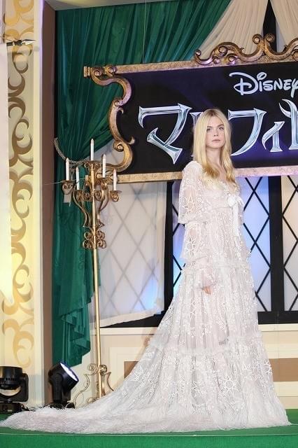 アンジェリーナ・ジョリー、黒の妖艶“マレフィセント”ドレスでファン2500人魅了