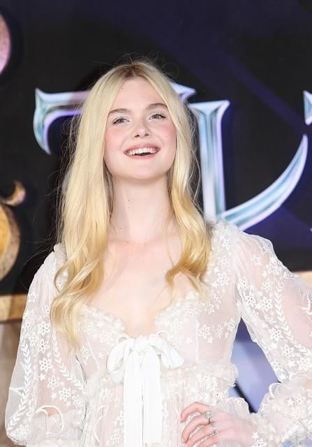 アンジェリーナ・ジョリー、黒の妖艶“マレフィセント”ドレスでファン2500人魅了