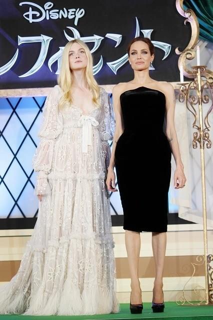 アンジェリーナ・ジョリー、黒の妖艶“マレフィセント”ドレスでファン2500人魅了