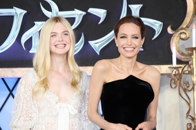 アンジェリーナ・ジョリー、黒の妖艶“マレフィセント”ドレスでファン2500人魅了