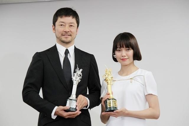 モスクワ2冠「私の男」浅野＆二階堂、トロフィーに感無量 スカイプ参加の熊切監督も笑顔