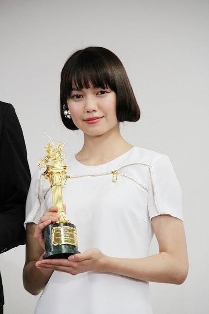 モスクワ2冠「私の男」浅野＆二階堂、トロフィーに感無量 スカイプ参加の熊切監督も笑顔