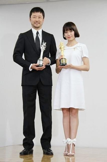 モスクワ2冠「私の男」浅野＆二階堂、トロフィーに感無量 スカイプ参加の熊切監督も笑顔