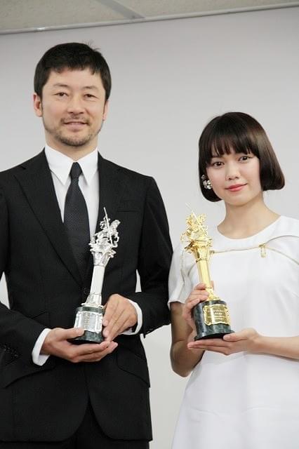 モスクワ2冠「私の男」浅野＆二階堂、トロフィーに感無量 スカイプ参加の熊切監督も笑顔