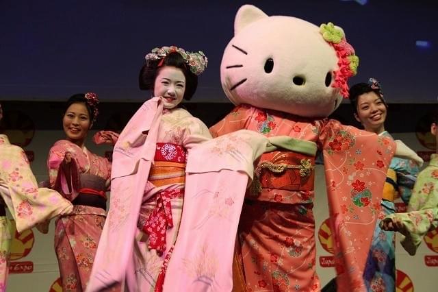 “舞妓”上白石萌音、仏デビュー！ハローキティとJAPAN EXPO登場でファン熱狂