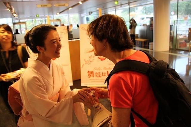 「舞妓はレディ」仏パリのファンに大ウケ、主演・上白石萌音が手ごたえ