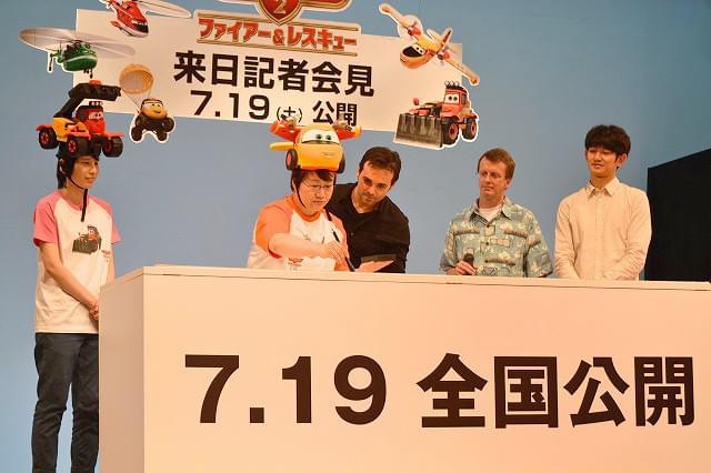 「プレーンズ2」監督＆プロデューサー来日！吹き替え声優の瑛太＆ハリセンボンと書道でコラボ