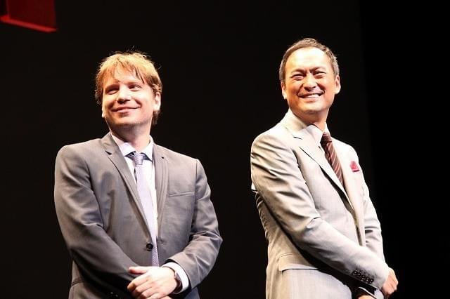 壇上で笑みを浮かべる渡辺謙とギャレス・エドワーズ監督