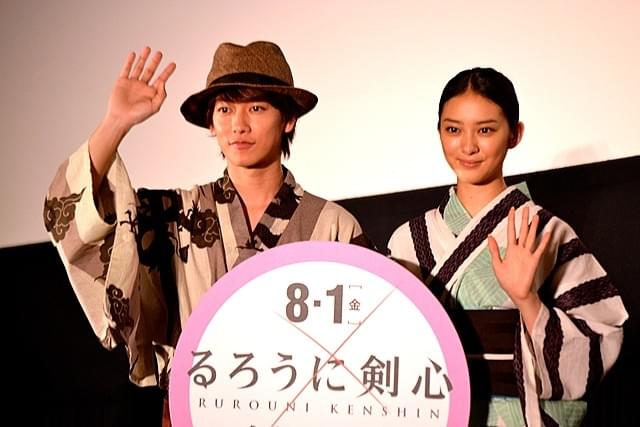 客席に手を振る佐藤健と武井咲