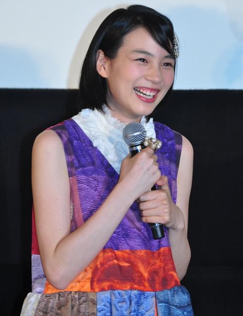 能年玲奈、“母”木村佳乃のサプライズ来場＆誕生日祝福に感激！