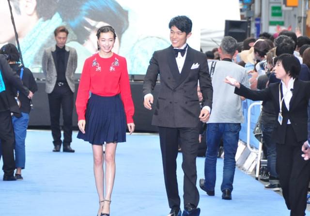 能年玲奈＆登坂広臣ら新宿大通り練り歩きで3000人熱狂