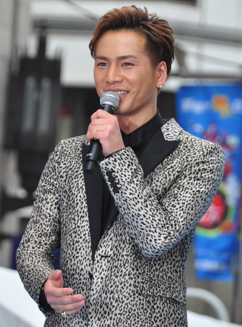 能年玲奈＆登坂広臣ら新宿大通り練り歩きで3000人熱狂