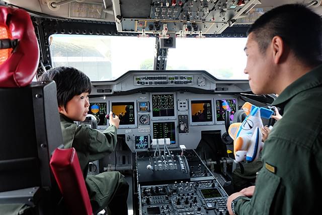 「プレーンズ2」公開記念特番で、鈴木福くんらが日本の働く乗り物を体験