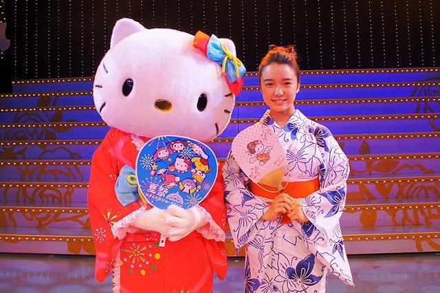 上白石萌音とキティちゃんが盆踊り パパイヤ鈴木が振付の「舞妓はレディ音頭」