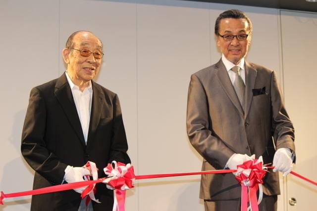 宝田明、純金ゴジラと対面！渋谷で生誕60周年記念した「G博」開幕