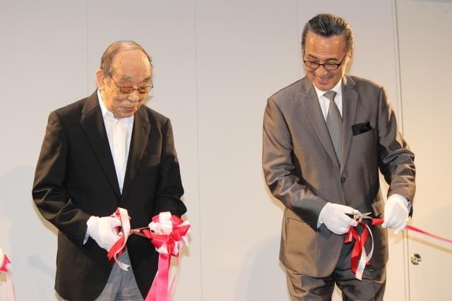 宝田明、純金ゴジラと対面！渋谷で生誕60周年記念した「G博」開幕