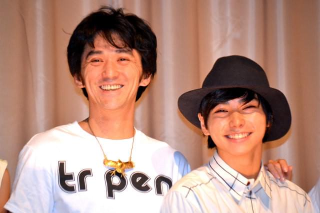 父・村上淳と共演した村上虹郎（右）