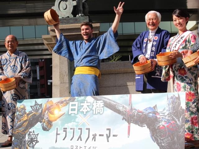 「トランスフォーマー」のジャック・レイナー初来日！浴衣姿で打ち水体験