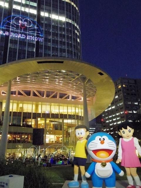 巨大ドラえもんが虎ノ門ヒルズに出現！