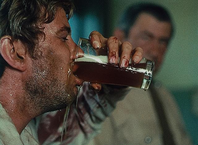 日本初上陸の闇映画「荒野の千鳥足」「SCUM」、危険な予告入手