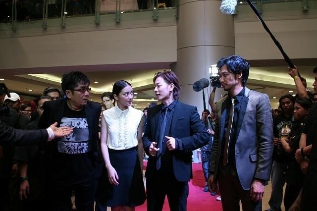 佐藤健、武井咲ら「るろ剣」引っさげ訪比！「愛してるよ」に5000人熱狂