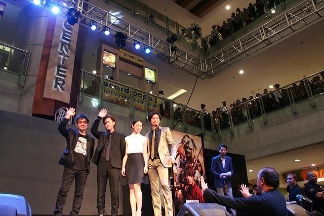 佐藤健、武井咲ら「るろ剣」引っさげ訪比！「愛してるよ」に5000人熱狂