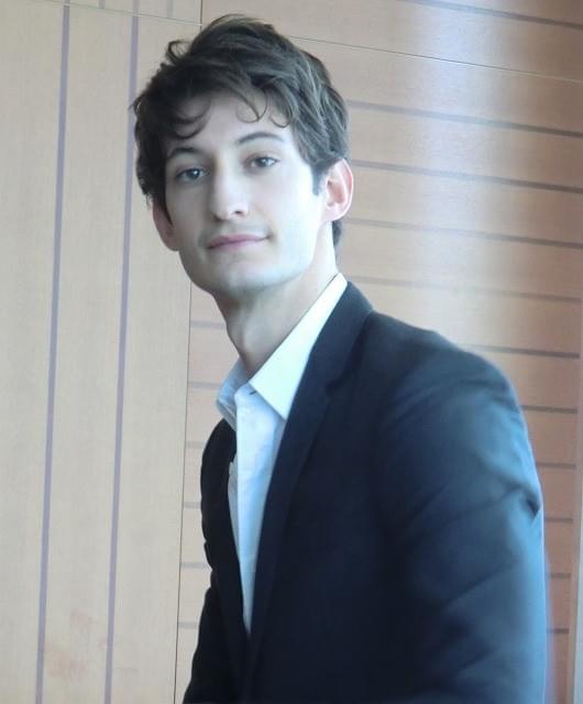 「イヴ・サンローラン」生き写しと言われた主演美男俳優が来日！