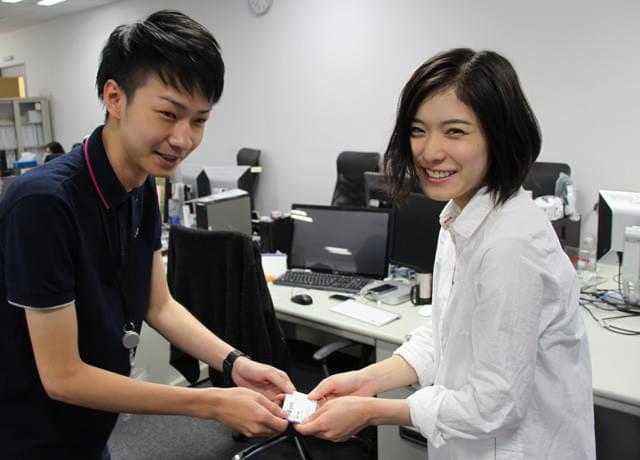 映画.com編集部を訪問した松岡茉優に恐縮しきりの新人記者