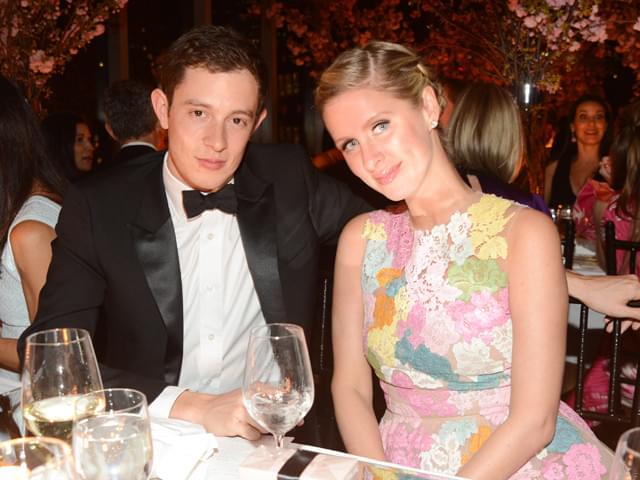 ニッキー・ヒルトンが、英銀行家と婚約