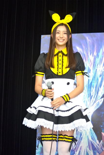 足立梨花、メイドカフェ風制服でピカチュウ店長と初アルバイトに挑戦！