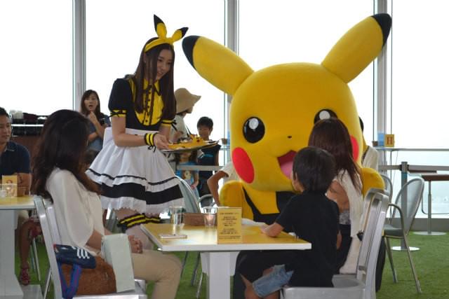足立梨花、メイドカフェ風制服でピカチュウ店長と初アルバイトに挑戦！