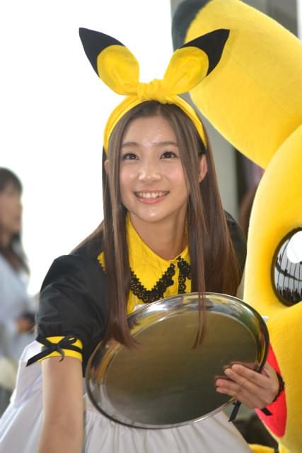 足立梨花、メイドカフェ風制服でピカチュウ店長と初アルバイトに挑戦！