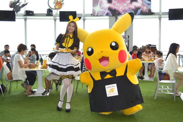足立梨花、メイドカフェ風制服でピカチュウ店長と初アルバイトに挑戦！