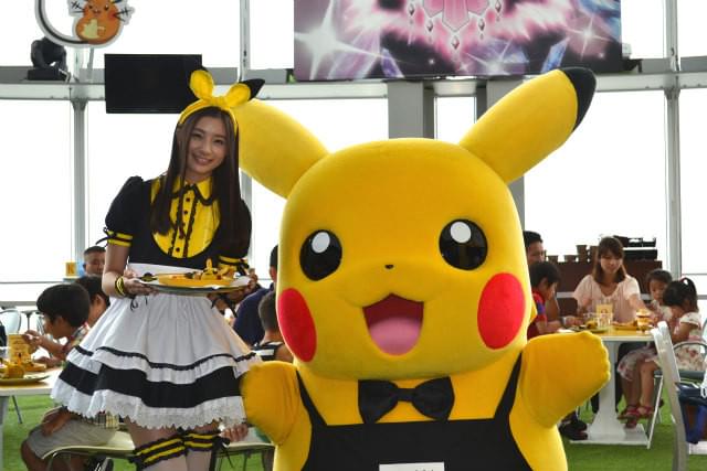 足立梨花、メイドカフェ風制服でピカチュウ店長と初アルバイトに挑戦！