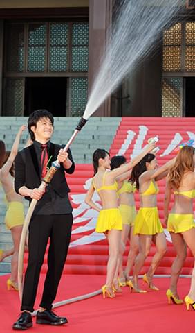 打ち放水を行った小栗旬