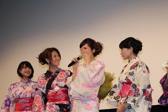 感極まって号泣する坂口杏里（中央）