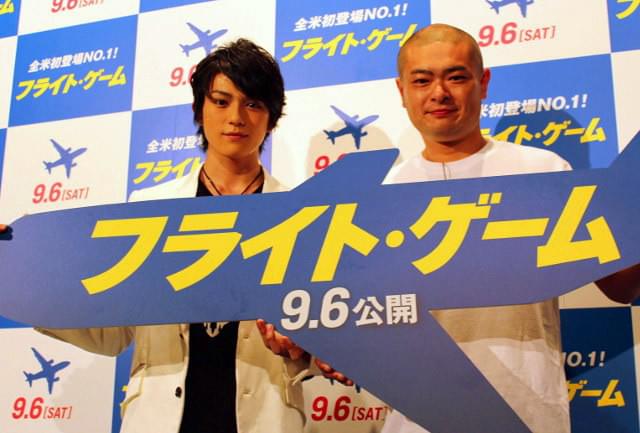 真剣佑、あばれる君を締め上げて「フライト・ゲーム」を再現！