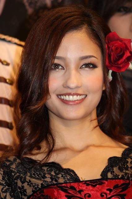 黒木メイサの靴下は“ファンシーなオヤジ”柄!?