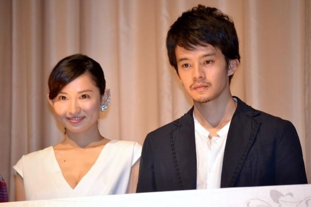 市川由衣「女優人生をかけた」主演作完成披露で感極まる