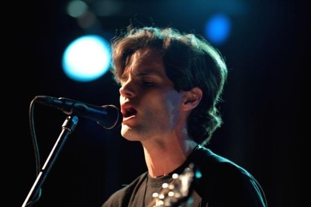 ペン・バッジリー、夭折の歌手ジェフ・バックリィ伝記映画予告で歌声披露