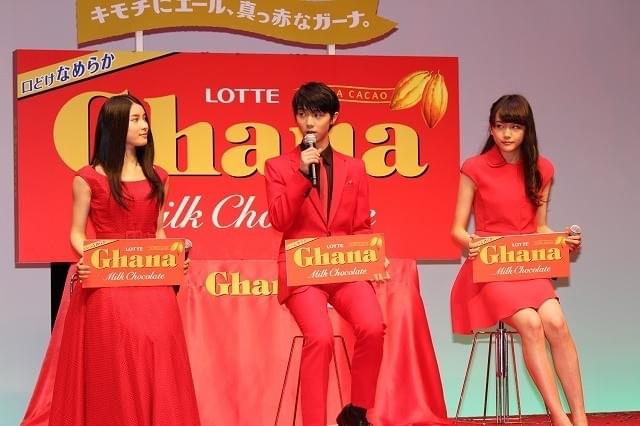 羽生結弦、“両手に花”にデレデレ 松井愛莉、土屋太鳳と新CM会見