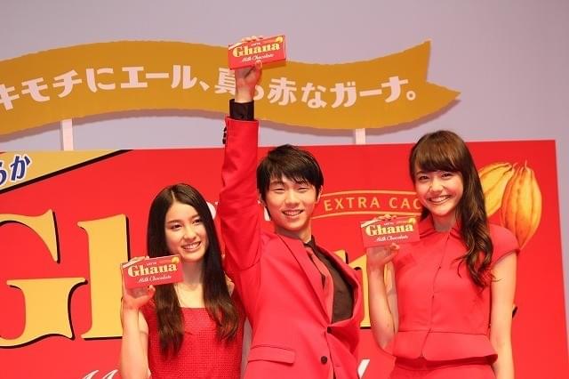 羽生結弦、“両手に花”にデレデレ 松井愛莉、土屋太鳳と新CM会見