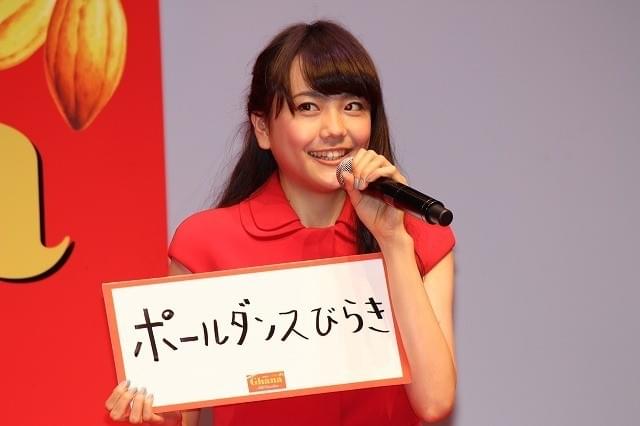 羽生結弦、“両手に花”にデレデレ 松井愛莉、土屋太鳳と新CM会見