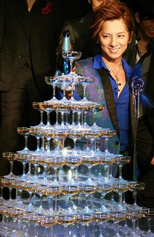 シャンパンタワーを前に 笑顔をのぞかせる松岡充