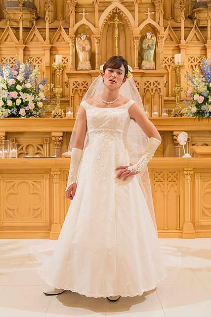 人生初のウエディングドレスを 身にまとった岡田将生