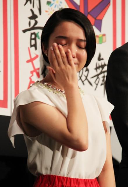 上白石萌音「舞妓はレディ」初日挨拶で40分間泣きじゃくる