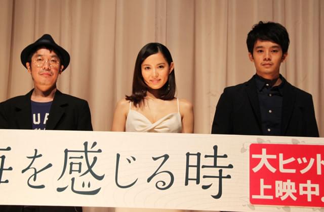 市川由衣、背中“パックリ”ワンピで感無量の主演作「海を感じる時」初日